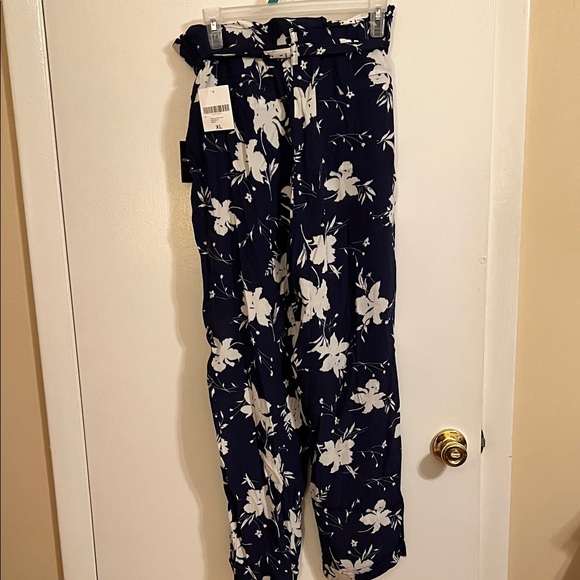 Forever 21 Floral Navy and White Women's Pants - Picture 6 of 9